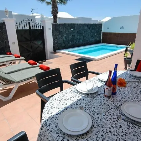 Villa Sleeps 6 With Pool *